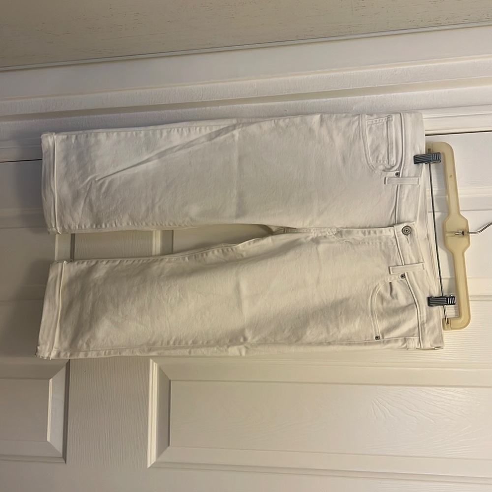 Levi’s White Capris Size 31
